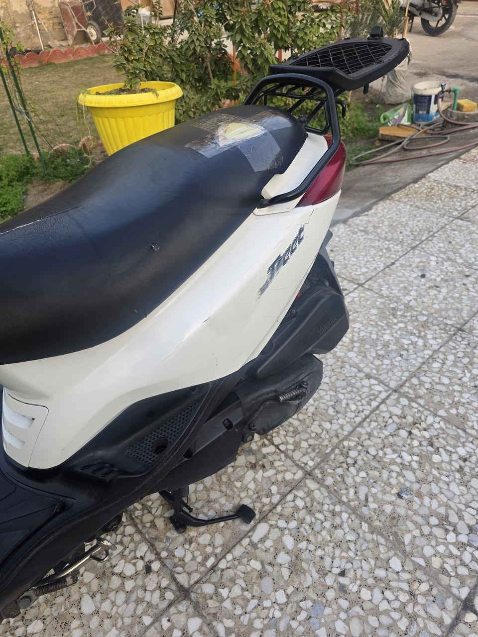 سلام عليكم شباب
دراجة اگزز موديل 2010
دراجة خير من الله مضيفة بمعنى الكلمه 
فقط الكفرات نص عمر بس الباقي انطيك بي كفاله عامة 
وجيب عشر فيتريه نضافة گدامك مكاني بلديات 
سعر مليون وبيهة مجال اذا تشوفهة أحله من الصور دراجة 
مال موضف مو مال طربگة رقم ***********
