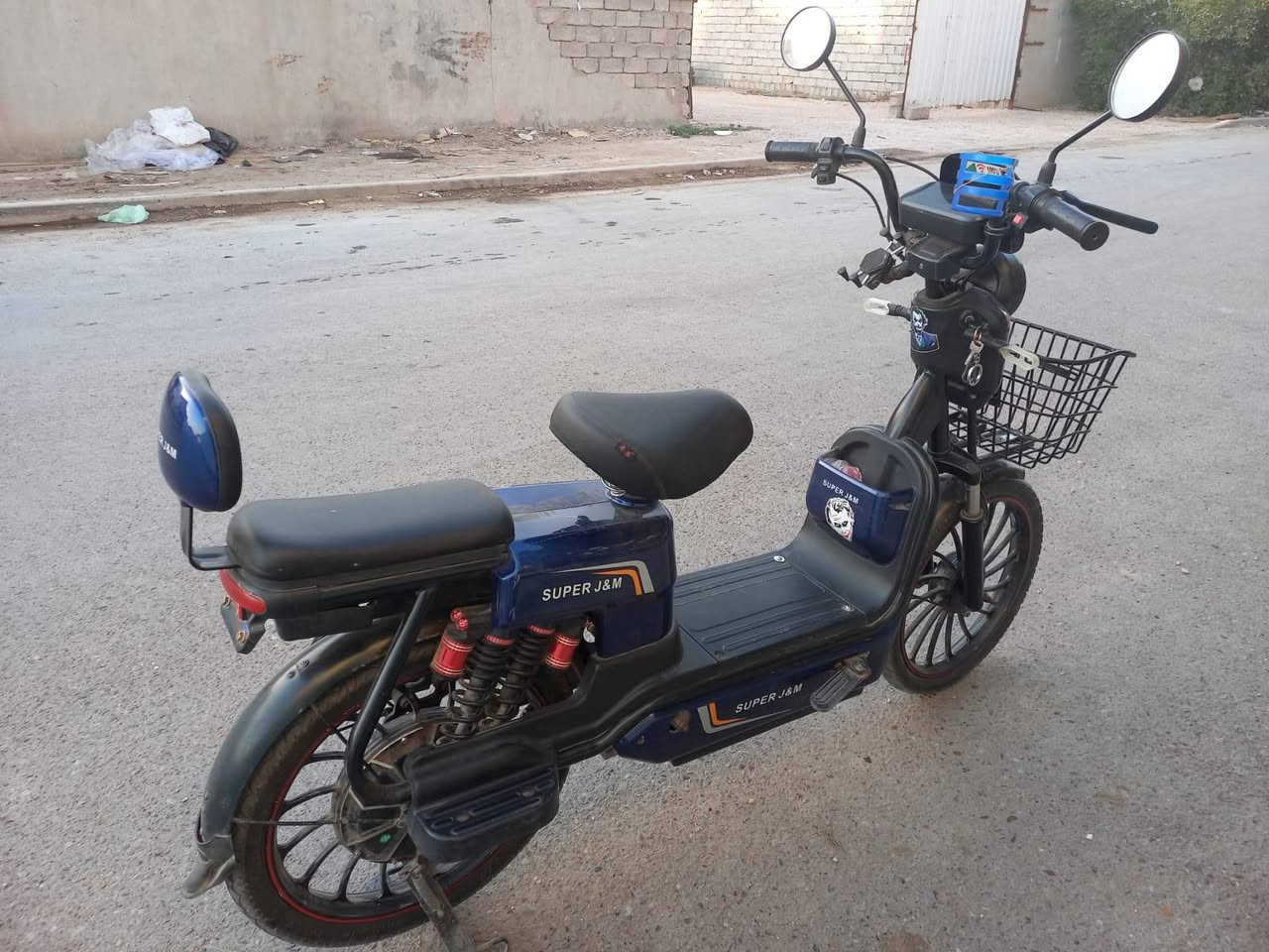 دراجه شحن للبيع  بطاريات عدد خمسه كباار من شركة ولي على شرط الفحص الدراجه حلوه ونضيفه السعر ٣٥٠ رقم الهاتف ***********
