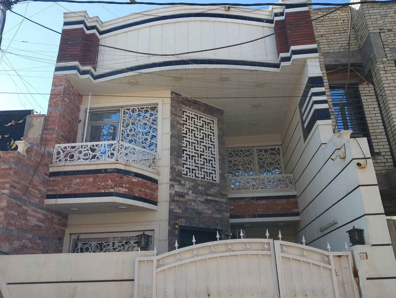 دار للايجار في حي الجامعة
السلام عليكم يوجد دار للايجار في حي الجامعة المرسلات  مساحة ١٢٥ متر مربع طابقين مدخلين يحتوي على ٤ غرف نوم وصالة ومطبخ وهولين حوليات وحمامات ٢ نظيف بناء ٢٠٢٠ ويحتوي على مطبخ مؤثث وسبالت الايجار الشهري ١٢٥٠٠٠٠ مليون وربع للاستفسار ***********
