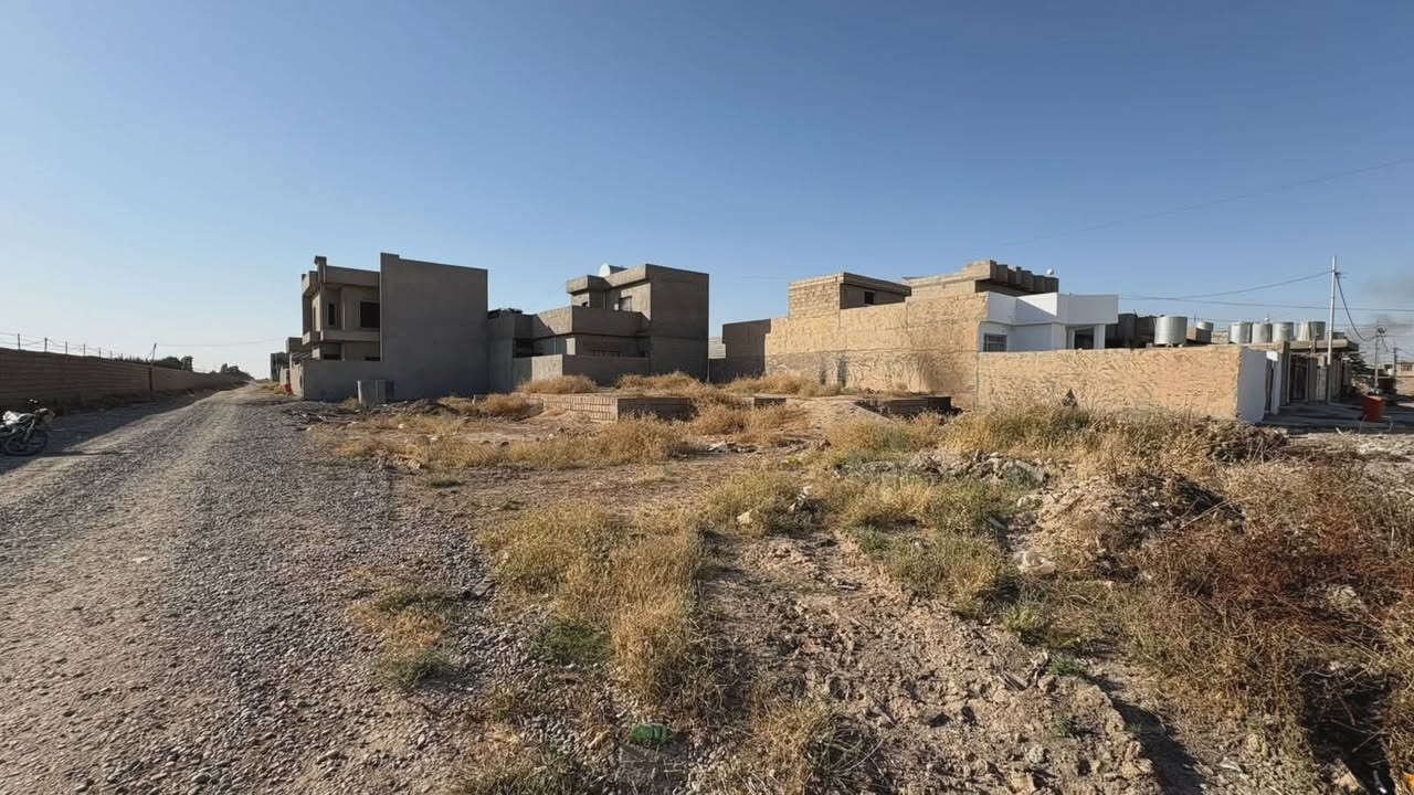 السلام عليكم
قطعة ارض مع اساس مسلح ومدفون كامل مال طابقين بناء درجة اولى 

مساحة القطعة (500) متر ( ركن) مي وكهرباء واصل والتبليط هم راح يصلهن 

طابو زراعي 

الخريطة موجوده بالمنشور الخريطه مال بناء بيت حديث مرتبة ومساحته واسعه 

الموقع= الحويجة خلف الخضر بدايه الحي اول فرع عن الشارع موضح بالمنشور 

للاتصال=***********

