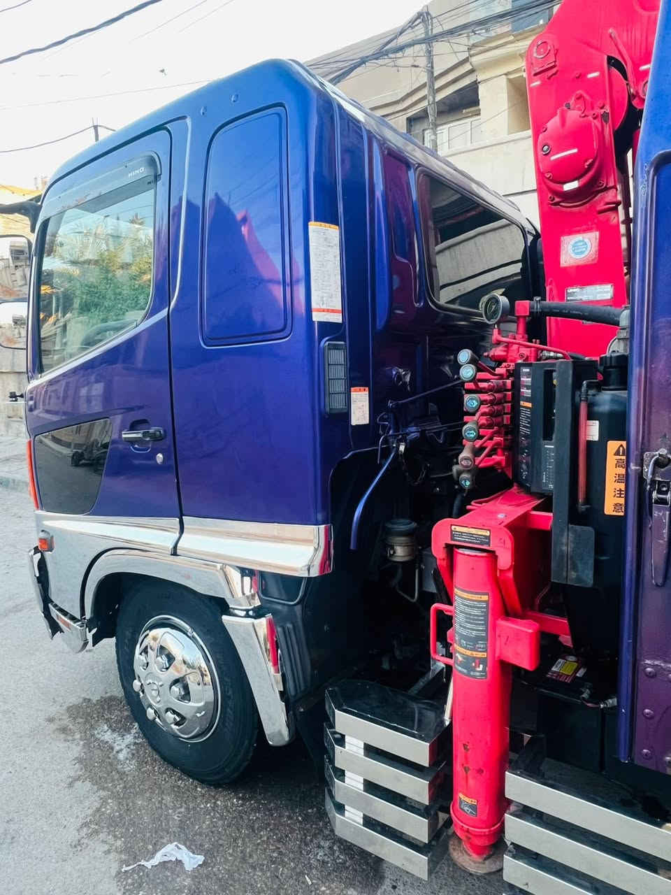 السلام عليكم هينو شيطان كرين دخول جديد محرك خمسه سلندر سوبر السياره جديده ومكفوله كفاله عامه  كرين عليها يونك سلايتين وطولها 6 وربع بلادي والشاصي مكفول حتى من الصبغ 
***********
***********
