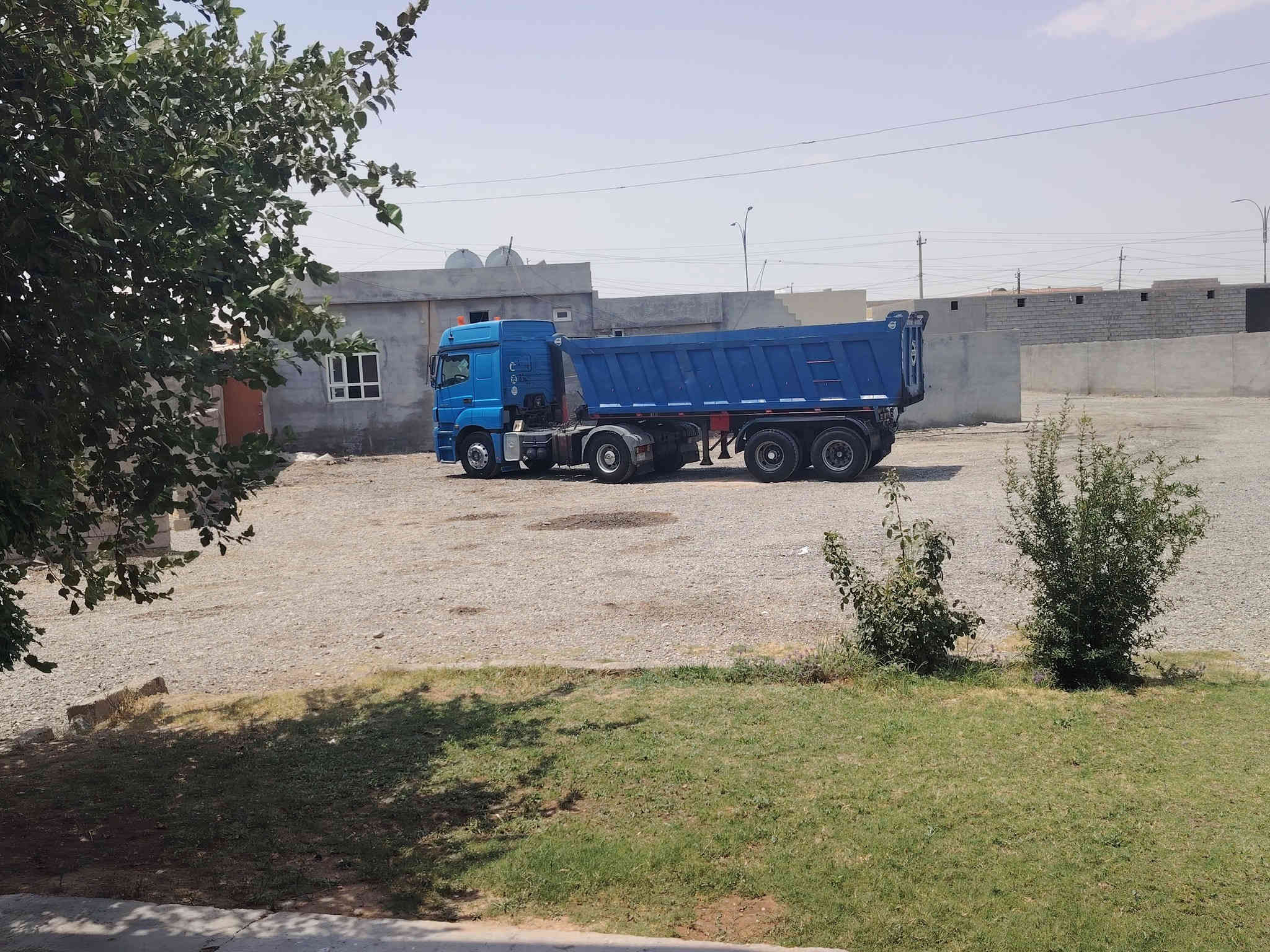 سلام عليكم للبيع نساف مايلر ٢٢ متر دنكرين دناكير مربع تخم تايرات جديد شرط بريك بونزات جديد شرط لا كلب ولا ميلان البودي رقم واحد جوه شغل هسع السعر ٨٨ وبيه مجال اتصل وتدلل *********** الشرقاط
