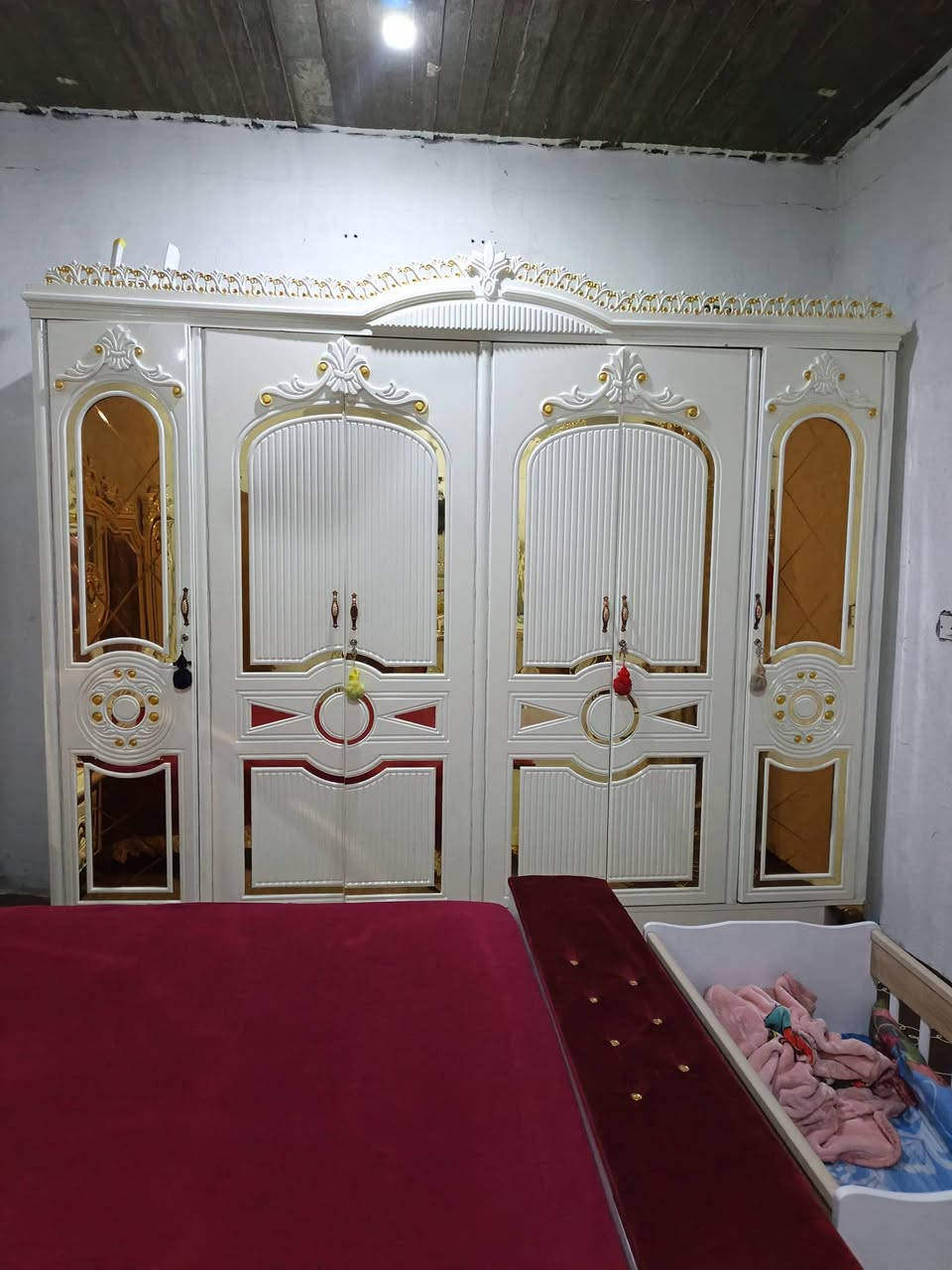 غرفه نوم للبيع اخت الجديده غرفه عراقيه تصميم تركي 
نوع الخشب صاج عراقي من نوع ثقيل 
تتكون غرفه من 8 قطع 
طول كنتور ٣×2 
يتكون كنتور من 8 بال + ملحق كبير 
عنوان بصره ابو الخصيب ***********
سعر 1,700 مليون  وسبعميه
