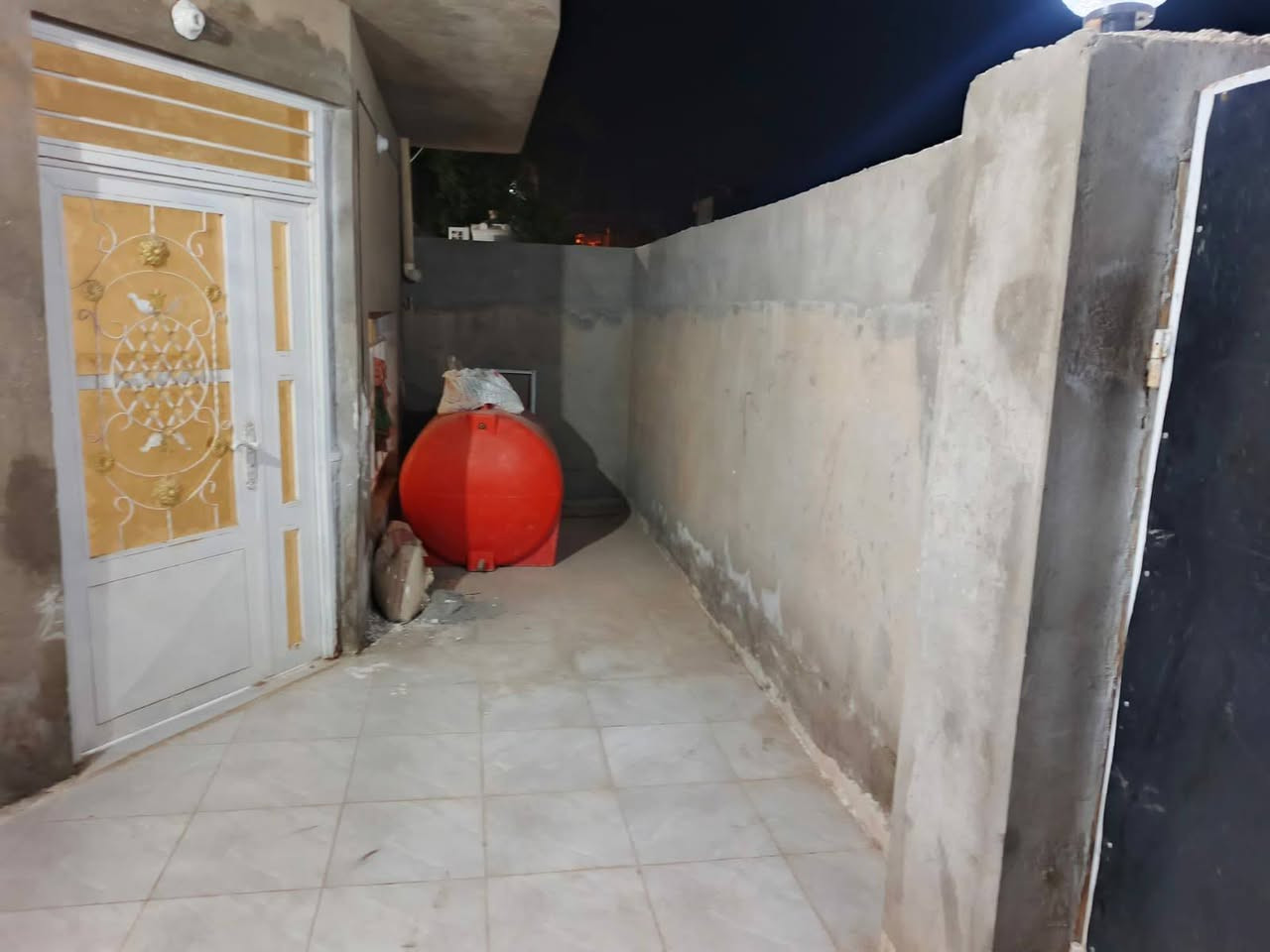 دار سكن البيع كوت حي الحكيم شارع افران الهادي ثاني فرع قرب شارع العام مساحه 200متر بناه طابوك سقف صب جاهز السكن غرفه وصاله ومطبخ وستقبال صحيات داخليه خارجيه مرقم من قسم البلديه حديقه بضهر البيت  سعر 60وبي مجال ستفسار ***********
