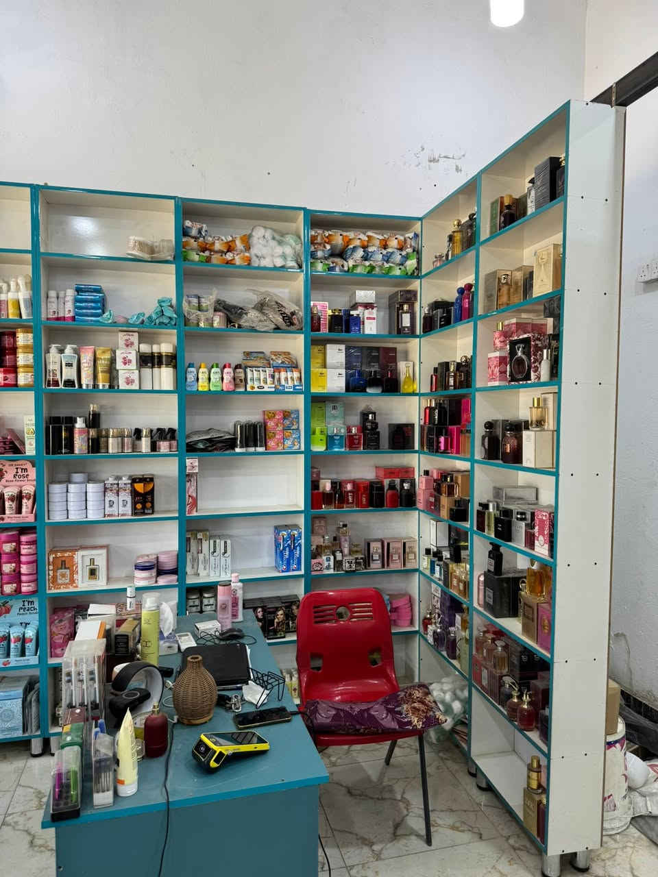 السلام عليكم ورحمة الله وبركاته اغراض گوزمتك متكامله من عطور ومكياجات وباقي اغراض الكوزمتك للبيع مجروده وكامله للاستفسار ***********
