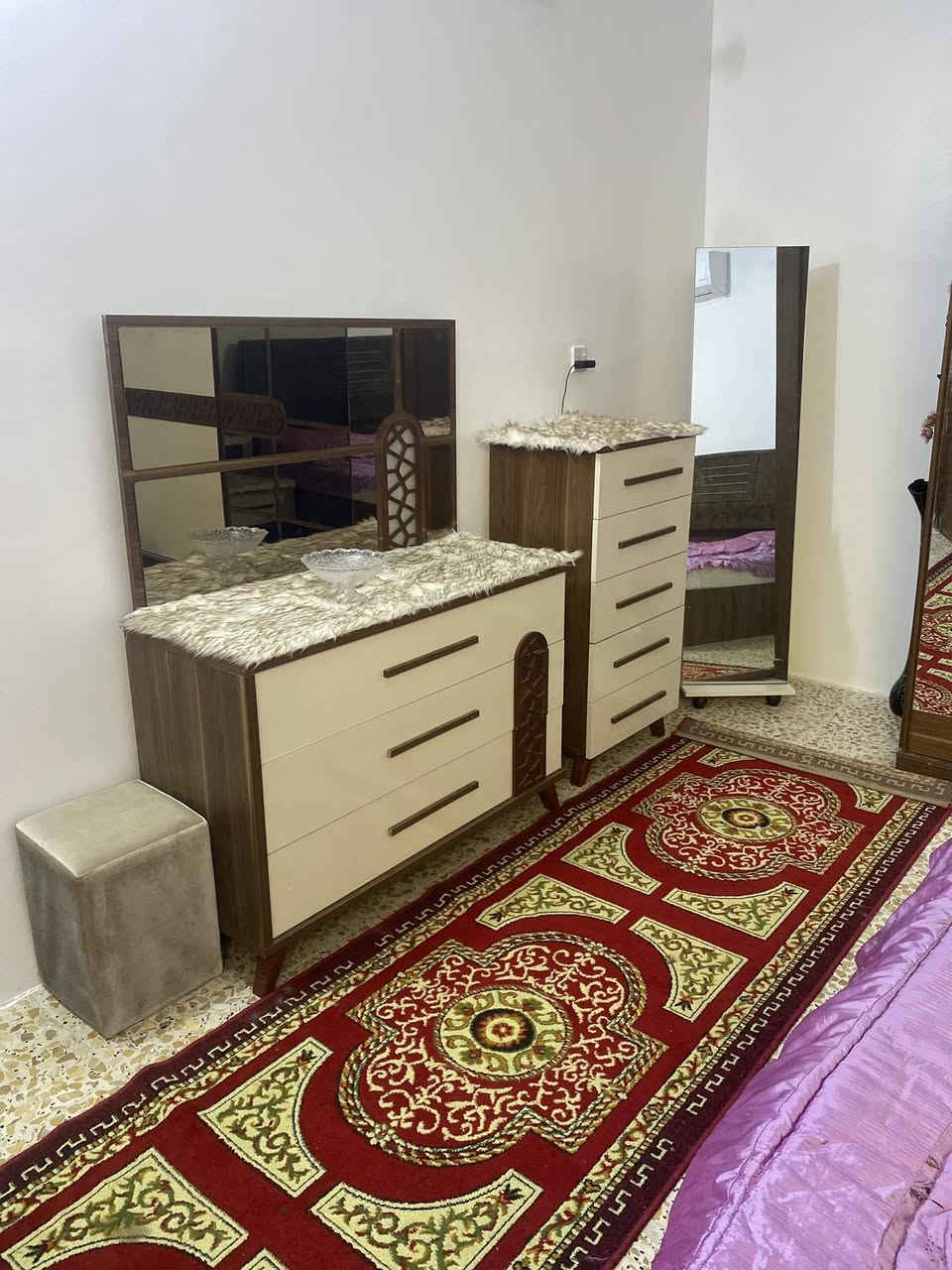 غرفه تركيه ٨قطع
 ضخمه 
نضيفه مابيه اي ضرر
مكاني الزعفرنيه
رقم ***********
