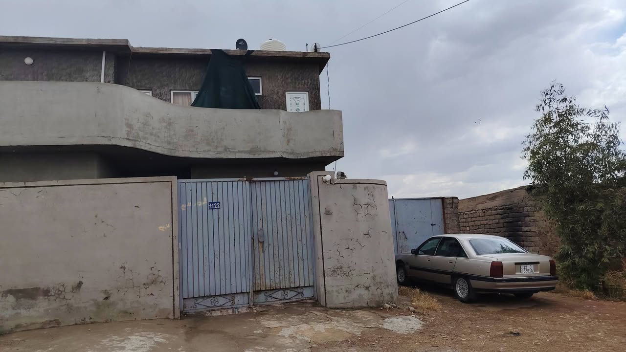 سلام عليكم بيت للبيع مع خان كوكجلي قرب المقبره المدرسه مساحه 1200 متر طابق ونص طابق ارضي غرفتين واستقبال ومطبخ وهول وصحيات صابق ثاني غرفه وحده وهول ومطبخ وصحيات  لل استفسار  للمراجعه مكتب المشوار او اتصال ع رقم ***********
