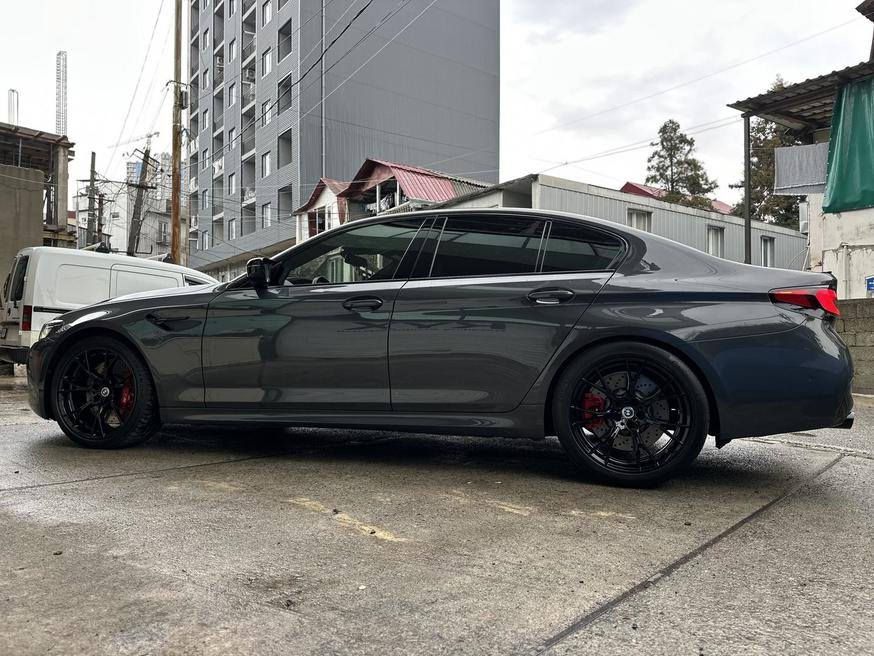 السيارة للبيع من جورجيا تبليسي العاصمة الجورجية
الدخول على العراق عن الطريق السياحية 
 بي ام دبليو M5 4.4 موديل 2021
المسافة المقطوعة 39الف
المعروضة بالسعر 237ورقة 

 نوع الهيكل: سيدان، الحالة: جيدة، نوع المحرك: بنزين، القوة: 625 حصان، سعة المحرك: 4.4 لتر، الدفع: رباعي، عدد الأبواب: 4/5، عدد المقاعد: 4-5

فتحة سقف، ناقل الحركة: أوتوماتيكي، عجلة القيادة: يسار، نظام هيدروليكي، نظام منع انغلاق المكابح (ABS)، نظام التحكم الإلكتروني بالثبات (ESP)، عدد الوسائد الهوائية: أكثر من 6، قفل مركزي، نظام إنذار، مانع تشغيل المحرك، نوافذ كهربائية، مقاعد جلدية، مقاعد مدفأة، مكيف هواء، نظام تحكم مناخي ثنائي المناطق، الخامة: جلد، اللون: رمادي، مساعد ركن السيارة، نظام ملاحة، كمبيوتر رحلات، مثبت سرعة، عجلات معدنية، عدد الأسطوانات: 8، كاميرا خلفية


**إذا كنت صاحب هذا الإعلان وتريد حذفه لأي سبب، رجاءا أرسل رسالة إلى الدعم الفني**