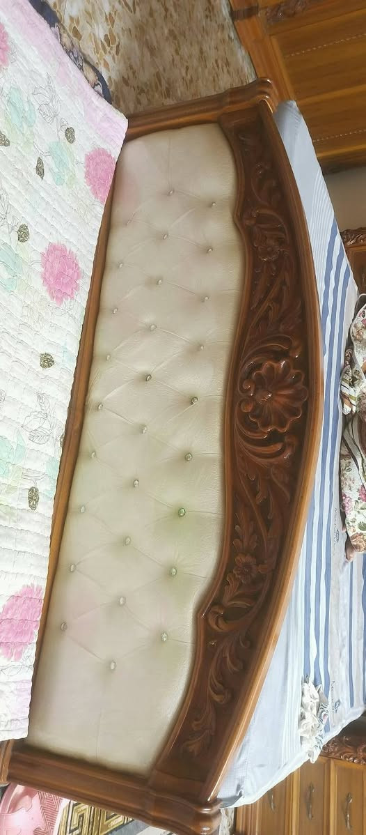 غرفه نوم نظيفه جداا العنوان بغداد / السعر  ٢  مليون وبيهه مجال بعد الي محتاجهه يدخل خاص 
الرقم / ‏‪***********‬‏
