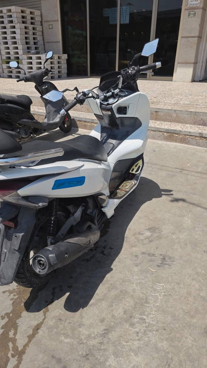 السلام عليكم...جيل ثالث ياباني pcx
دراجة نضيفة من كلشي ومكفولة كفالة عامة 

كهربائيات كلها شغالة دراجة خير من الله 

السعر 18$ وبيها مجال 
مكاني البلديات  ***********
