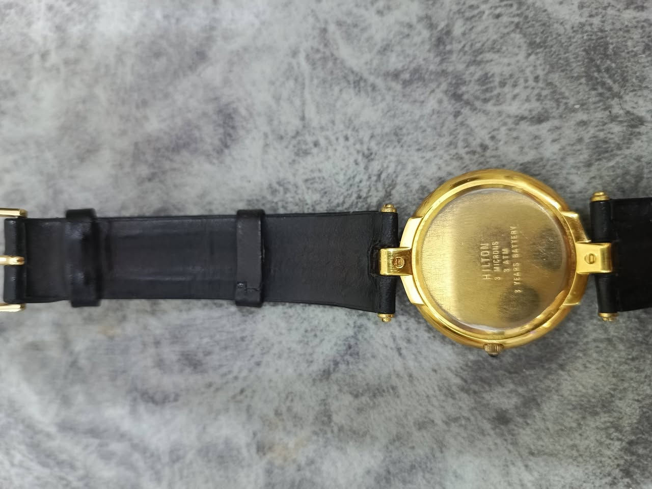 ساعة يد من ماركة هلتون (Hilton)، وهي ساعة كوارتز تعمل بالبطارية وتتميز بطلاء ذهبي
مواصفات الساعة
الماركة: هلتون (Hilton).
نوع الحركة: كوارتز (Quartz).
التصميم: قطعه كلاسيك
السوار: يأتي مع حزام جلدي أسود تُصنف هذه الساعات كقطع قديمة (Vintage)


**إذا كنت صاحب هذا الإعلان وتريد حذفه لأي سبب، رجاءا أرسل رسالة إلى الدعم الفني**