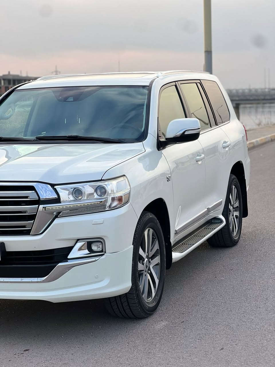 السلام عليكم
تيوتا لاند كروز vx.s 5.7 اصل 
كفاله عامه 
موديل2016
فول مواصفات للاخير اعلى فئه ب لاند كروز 
مراوس بتاهو او جمسي 
***********
