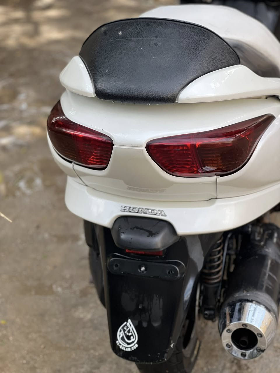 سلام عليكم اخوان فورزه 08 للبيع لون موديل 2008ابيض محرك 250cc عميه بلاد دراجه خير من الله كامله ما بيها اي نقض غير جاملغ الكدام ول دوشمه  ول باقي ما بيهاي اي شي معدل 120 ناعمه محرك ما مفتوح تخم تاير جديد ستوني مسويلها ادامه ول كفر نضافه 75‎%‎شوفت عينك مثل ما موضح بل صوره اوراق كامله سعرها (مليون وميتين ) 1,200 وبيها مجال للتواصل متواجد 24ساعه *********** مكاني الديوانيه الحمزه الشرقي
