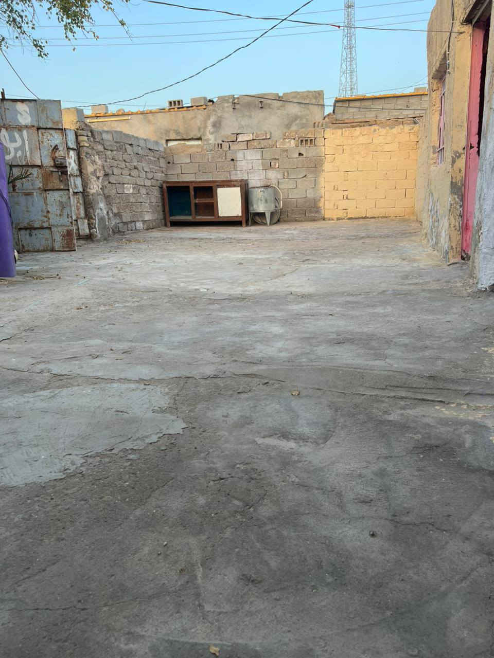 بيت حواسم للبيع مامعوض مساحه 300متر الشيشان الثانيه قرب علوه المخضر البيت فارغ كامل الخدمات اتصال على الرقم ***********مكلف بلنشر السعر 7500وبيه مجال كلش قليل
