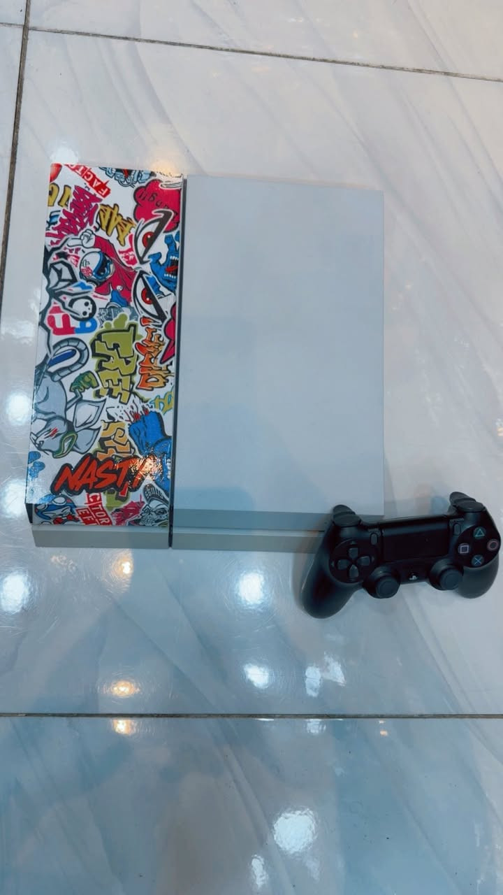 Play Station 4 Slim white بلي ستيشن فور نسخة الابيض سلم الاصلي 
مع جوستك اصلي نظافة 100% 

مع الملحقات / كيبل بور + كيبل HDMI اصلي + كيبل شحن جوستك 

نظيف لوك كلش محافظ عليه بدون فتح بدون ضرر شرط
 
للبيع السعر ٢٣٠ الف 

مكاني بغداد شارع فلسطين
اتصال فقط
***********
