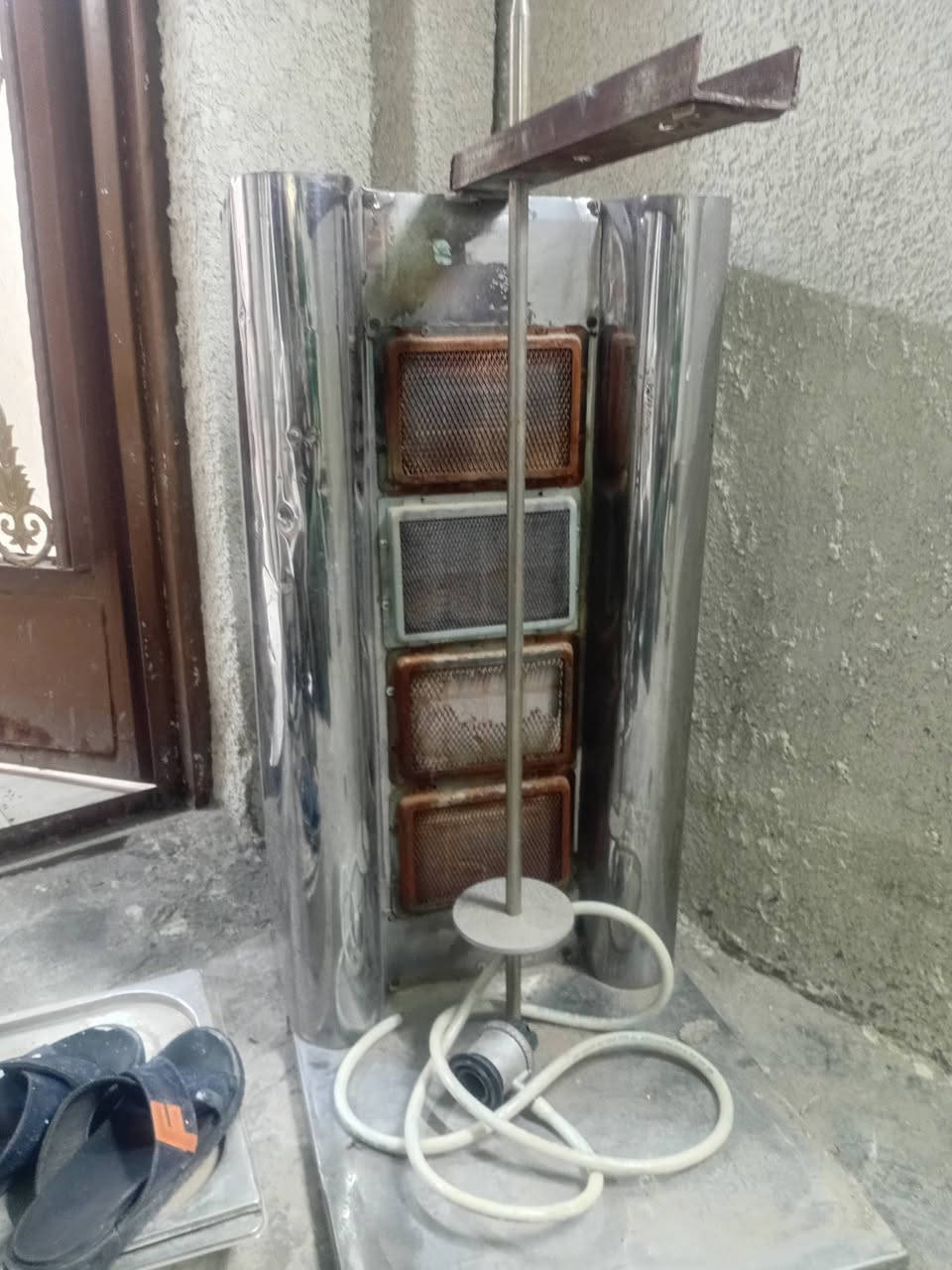 شواية كص 4مشاعل مستعمله نضيفه..شغاله عالفحث السعر100الف وبي مجال بسيط..بغداد حي العامل..***********.
