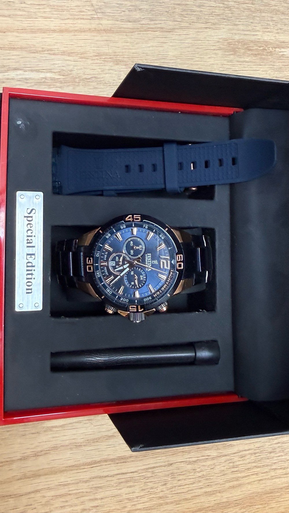 🔥 للبيع: ساعة Festina Chrono Bike — Special Edition
ساعة رجالية أصلية، حالة ممتازة، استعمال خفيف.
▪️ كرونوغراف رياضي فاخر — صناعة إسبانية
▪️ علبة فولاذية 44.5 ملم بلمسات Rose Gold
▪️ مقاومة ماء 10 بار (تتحمل السباحة)
▪️ حركة كوارتز يابانية Miyota
▪️ زجاج معدني مقاوم للخدش
يشمل البيع:
✅ السوار المعدني الأصلي
✅ سوار مطاطي أزرق إضافي
✅ أداة تغيير السوار
✅ العلبة الأصلية كاملة
💰 السعر: 300,000 دينار — قابل للتفاوض للجاد
📍 بغداد — التسليم باليد
 واتساب
ملاحظة: سعرها الأصلي يتجاوز 450,000 دينار. فرصة لمحبي الساعات الأصلية بسعر مغري.