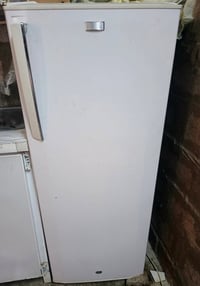 ثلاجه • تجميد قوي • تحتاج تثبيت باب