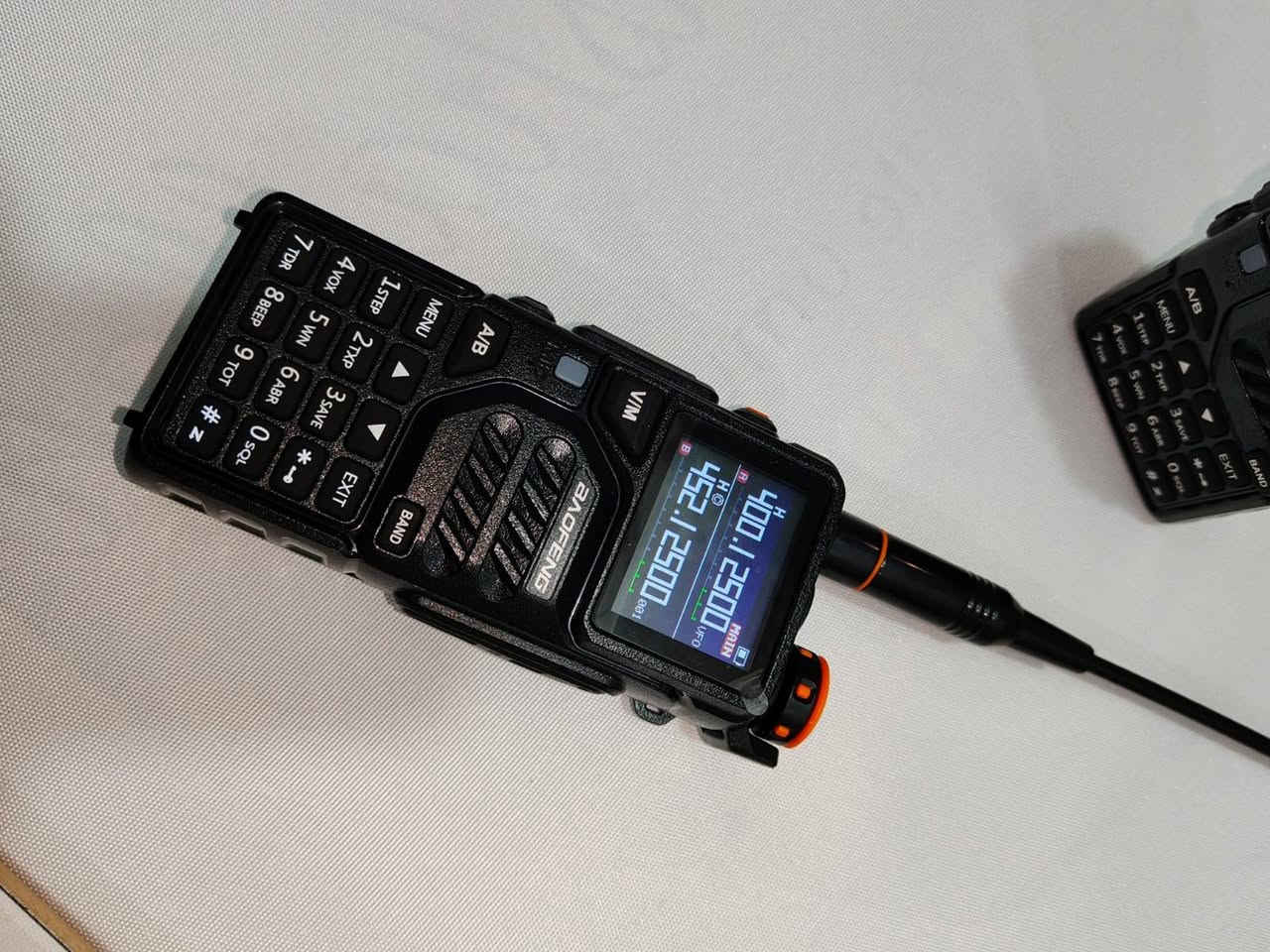 جهاز الاتصال اللاسلكي الذي يظهر في الصورة هو جهاز Baofeng UV-K5 (أو نسخته المطورة K5 Plus).إليك بعض التفاصيل حول هذا الجهاز:القدرة والمدى: يعمل بقدرة تصل إلى 10 واط، مما يجعله مناسباً للاستخدامات طويلة المدى.القنوات والترددات: يحتوي على 999 قناة ويدعم نطاقات متعددة (VHF/UHF).المميزات: يأتي بشاشة LCD مقاس 1.77 بوصة ومنفذ شحن USB-C. للاتصال على الرقم ***********
