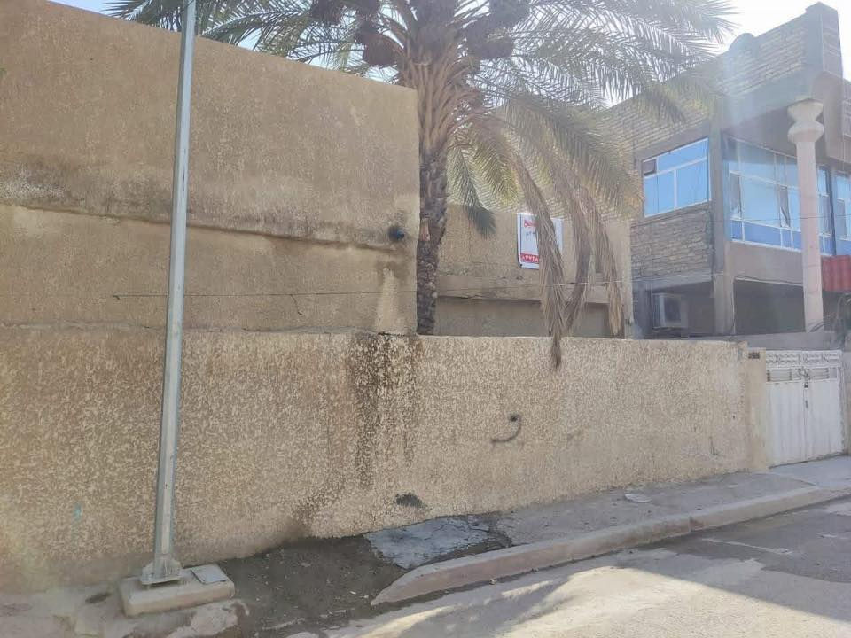 بيت ٢١٢ متر طابو صرف سند مستقل في الشرطه الخامسه  قرب أفران المياحي كراج كبير وحديقه وحمام خارجي ومطبخ و٣ غرف نوم وصاله وحمام والطابق الثاني غرفه واحده وجه البيت ١٢ متر يفيد تقطيع يباع بسعر الارض للإستفسار الاتصال ع الرقم ***********
*********** من صاحب البيت مباشر
