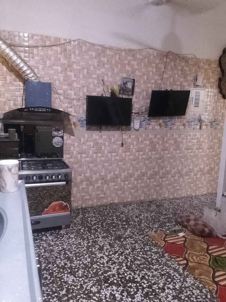 السلام عليكم بيت للبيع في الكوت زين القوس شارع ابو الفضل يم مدرسه الصينيه بيت طابقين ونص مساحه 100 متر السند 25 بسمي تحويل ثاني يوم الاستفسار ع هذا الرقم ***********
