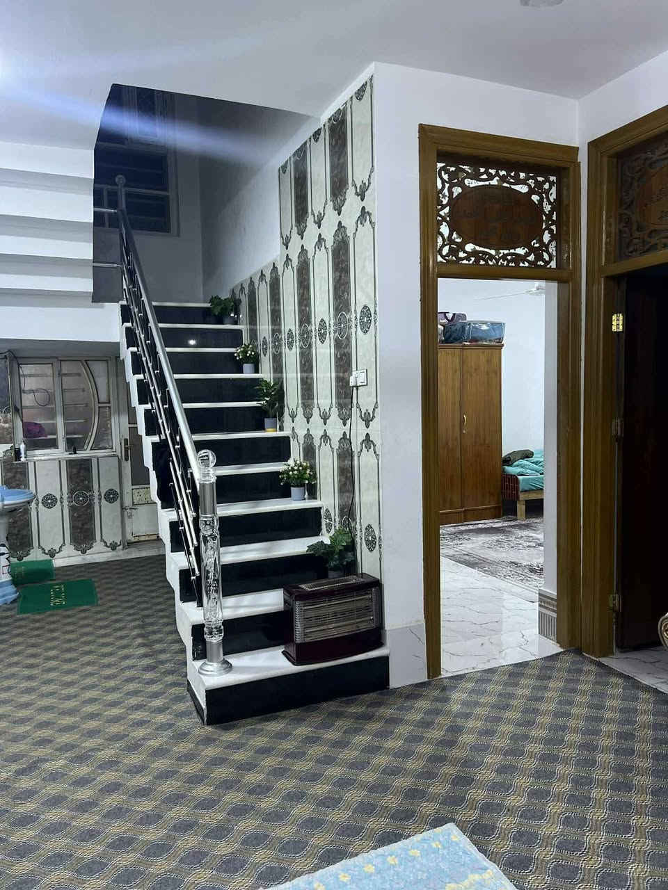 السلام عليكم عندي دار للبيع المساحه الكليه 200 متر طابو زراعي سند 25 تحويل مباشر باسم المشتري متوفره كل الخدمات حي الجزائر بناء حديث وجديد سعره165 وبي مجال الاستفسار  اتصل على رقم الهاتف‏‪***********‬‏
