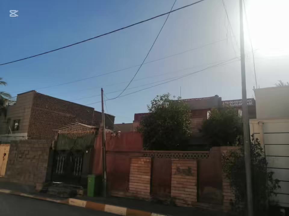 📍 #هيت – الأنبار

🔥🏡 للبيع بيت طابقين بموقع تجاري مميز في هيت / حي العمال 🏡🔥

📍 مقابل كراج هيت الموحد – موقع حيوي جداً وقريب من الأسواق والخدمات 🛍️🏪

📐 المساحة: 200 متر مربع

⬆️ البيت مرتفع عن مستوى الشارع 

📜 #طابو_صرف 

🌳🌿 حديقة 

✨ الطابق الأرضي:
🛏️ غرفة مريحة 5×4
🛋️ هول واسع 4×4
🪑 ديوانية مستقلة 7×4 
🍳 مطبخ عملي (حار وبارد)
🚿 حمام 2×1.5
🌤️ منور
📦 مخزنين عدد 2 (فوك وجوه)

✨ الطابق الأول:
🛏️🛏️ غرفتا نوم
🛋️ صالة عائلية مريحة
🚿 حمام
🌅 سطح

💰 السعر: 140 مليون  💵

📞 للاستفسار والتواصل: خاص أو اتصال مباشر
📱 ***********
