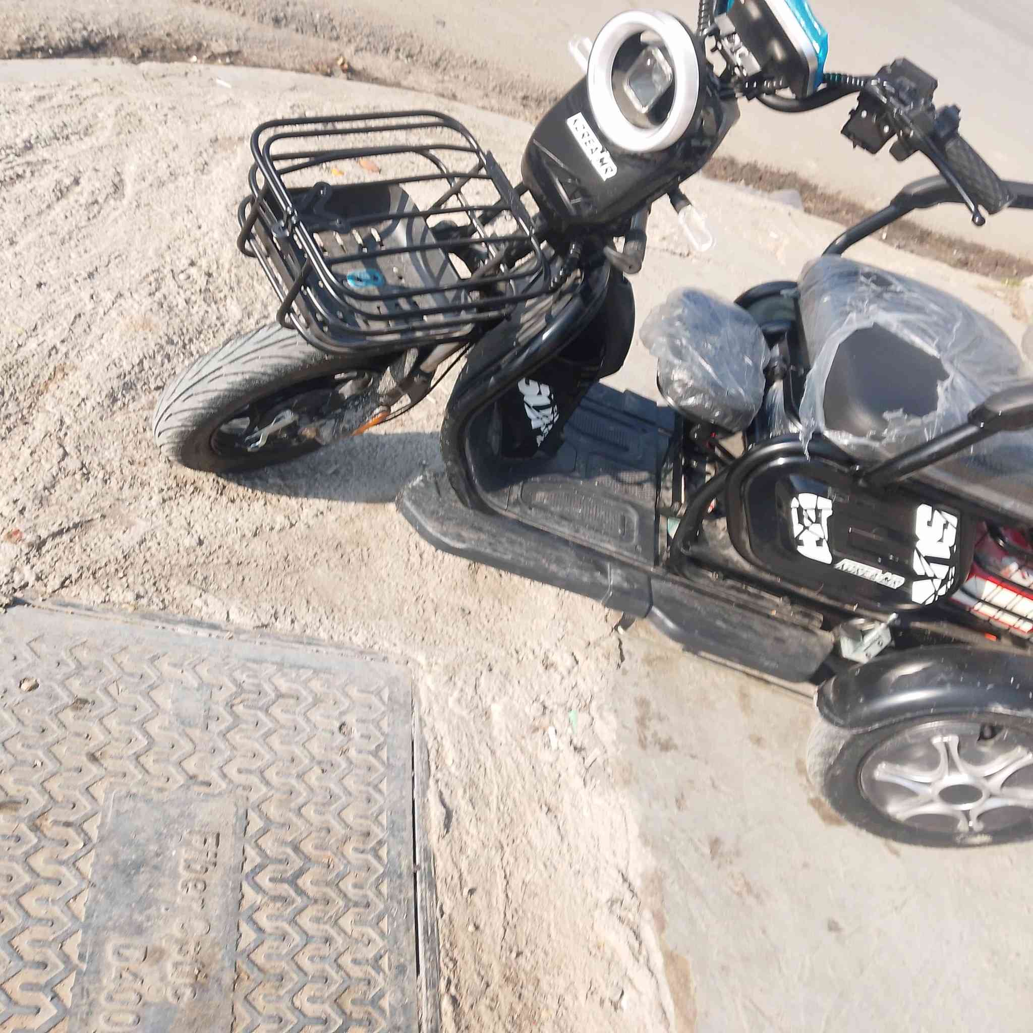 دراجه شحن معوقين شرط الفحص لاجلخ ولا شي مستخدمه يومين شرط الفحص ماشيا ٧كيلو نضافه ٩٩ خمسه باتريات كرت سويج بصمه المكان موصل 17تموز السعر ٥٠٠   الرقم ***********
