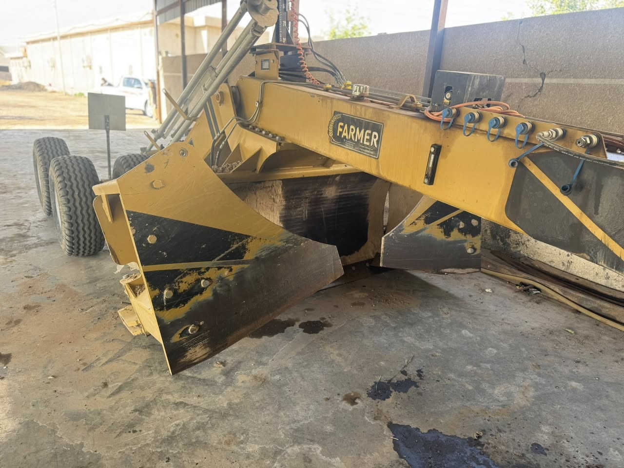 للبيع مكينة نيوهولند حجم ٢٥٠ موديل ١٤ مع ليزر عرض ٤ متر سعر ٨ دفاتر 
***********
