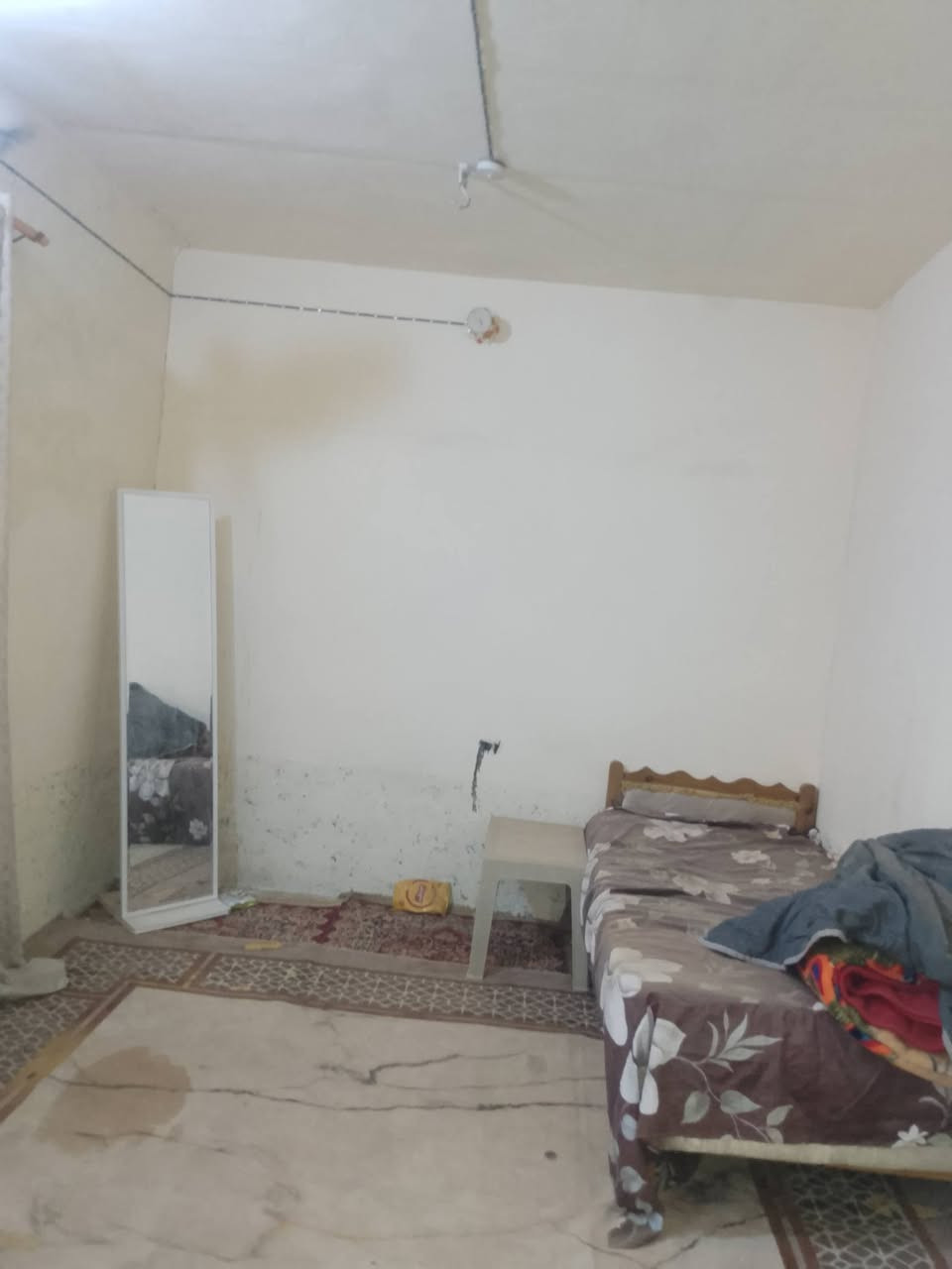 للبيع مساحه 50م مسجل بلبلديه ومرقم مشمول بلتطويب يتكون من غرفتين وصاله ومطبخ وصحيات ومكشوفه درج تشاريف السطح مطبك فرشي العنوان شارع المطار الجديد شارع الحوزه قرب اسواق تبوك قريب علشارع الارضيه بورسلين بناء ابلوك تجعيب طابوك السكف عكاده شيلمان السعر 18بي مجال قليل جدا للستفسار اتصل ***********مكتب بركات الصدرين للعقار شارع الحوزه
