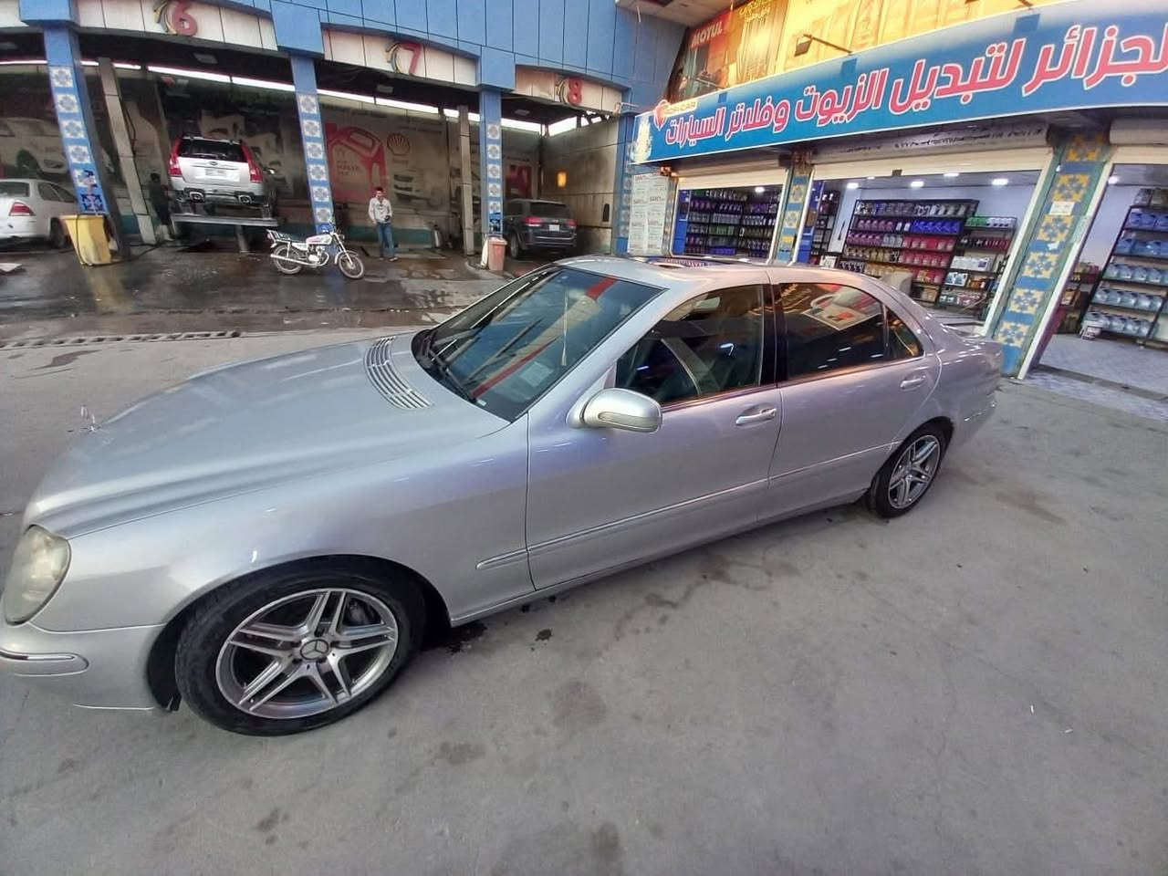 للبيع ملكة الخطوط (مرسيدس غواصة - لارج) بنظافة مميزة
بسم الله ما شاء الله.. بارك الله للبائع والمشتري
للبيع مرسيدس غواصة (S-Class) موديل 2001، الحجم المرغوب (لارج - باب طويل)، سيارة مال بيت ونظيفة جداً.
المواصفات والتفاصيل:
• المحرك: 8 سلندر (V8) نشط جداً وبحالة ممتازة.
• الحجم: لارج (Large) الباب الطويل، قمة في الراحة والرحابة.
• النظافة الخارجية: السيارة مصبوغة "عام" لغرض الجمالية وتجديد اللون (بدون حوادث)، اللون يلمع والبدن مرتب جداً.
• المواصفات الداخلية: فول مواصفات (Top Clean).
• النظام: جوبلسات (نظام التعليق) شغالة وبحالة ممتازة.
• الكشنات: جلد أصلي، تدفئة وتبريد (شغال)، تحكم كهربائي كامل.
• التبريد: ثلج ما شاء الله (نظام منفصل).
• الإضافات: حدادية جديدة، تخم تاير جيد جداً، سنوية مجددة والرقم.  بصره الدولي).
السيارة جاهزة للنمرة، لا تحتاج لأي مصاريف، ومناسبة جداً للشخص الذي يبحث عن الفخامة والراحة.
• السعر: (90$) وعيوني للشراي الطيب بيه مجال بسيط.
• مكان التواجد: (بغداد).
• للتواصل والاستفسار: (***********).
