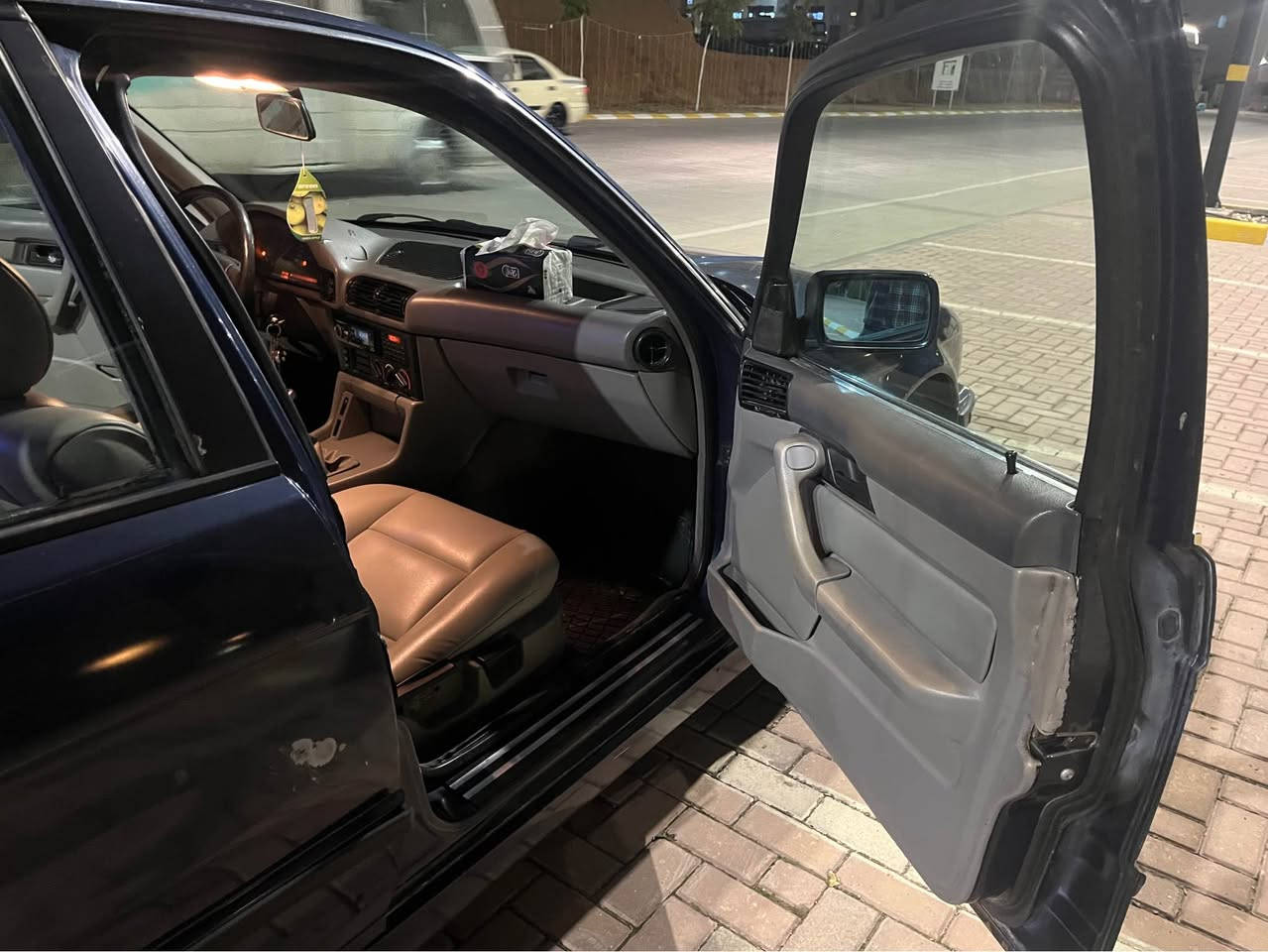 اسلام علیکم بیێم دەبلیو بۆ فرۆشتن مۆدێل ١٩٩٢-١٢-١٥ وارد سویسڕی 🇨🇭 رەنگی نیلی بیلاد ٥٢٥ گێر عادی تەبرید چوار جام کارەبا رەقەم سلێمانی بە ناوی خۆمەوەیە ئەکسلی قوفڵە مەکینە دیجتاڵ ئەیبێس و تراکشنە کوشن جلد ناو رەساسی تایەو ویلی مشەبەک بیلادی سەیارەکە سەیارەی ماڵی خۆمە هی مەعرەز نیە بێ کێشەیە سعریشی ٥٨ گەڵاو معامەلەیەکی برایانەی تیایە ناونیشان سلێمانی ژ.م*********** وەستەئەپی لەسەرە السليمانية, العراق
