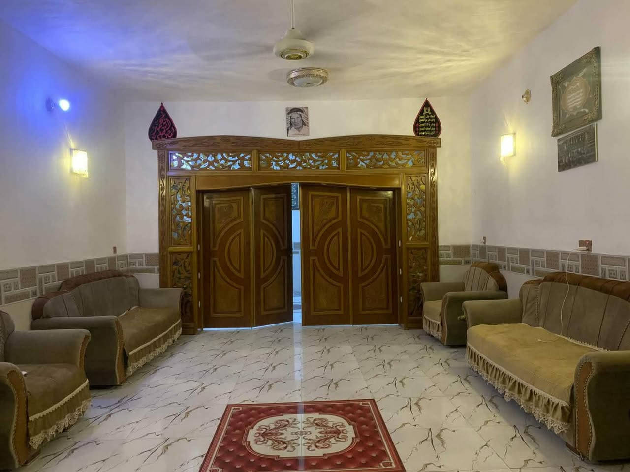 السلم عليكم بيت للبيع
كربلاء القدس مقابل محطة السلطاني داخل الفرع  واكو طريق دخول ثاني من الحزام 
البيت 200 متر 
الطابق الارضي غرفتين اله استقبال مطبخ صحيات داخلية وخارجية 
الطابق الثاني شقة معزولة بدرج خارجي وداخلي غرفتين صالة حمامات ومطبخ مشاحته 100 متر 
السعر 240
مطلوب للبلدية 28 مليون ينفك وينباع حر من قبل صاحب البيت 
***********
