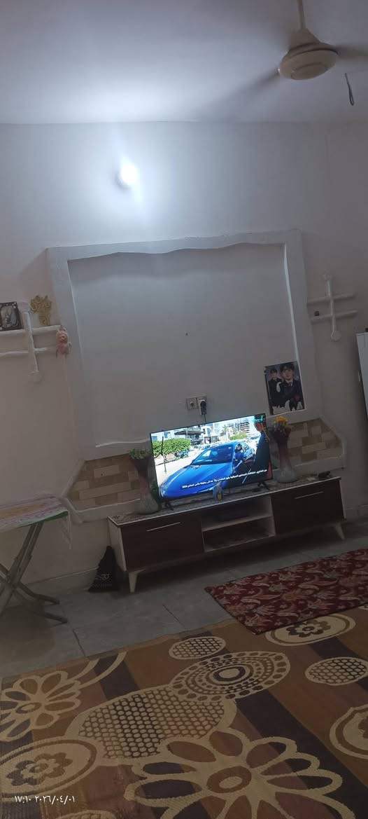 السلام عليكم بيت بالبو جاسم مساحه 120 يتكون من غرفه وصاله ومطبخ واستقبال وبي حمام داخل والطابق الثاني بي غرفتين المعلومه عوزهن لبخ مشمول بتطويب وبدايه شارع تبليط  السعر 35 بي مجال قليل والرزق علا الله للستفسار***********
