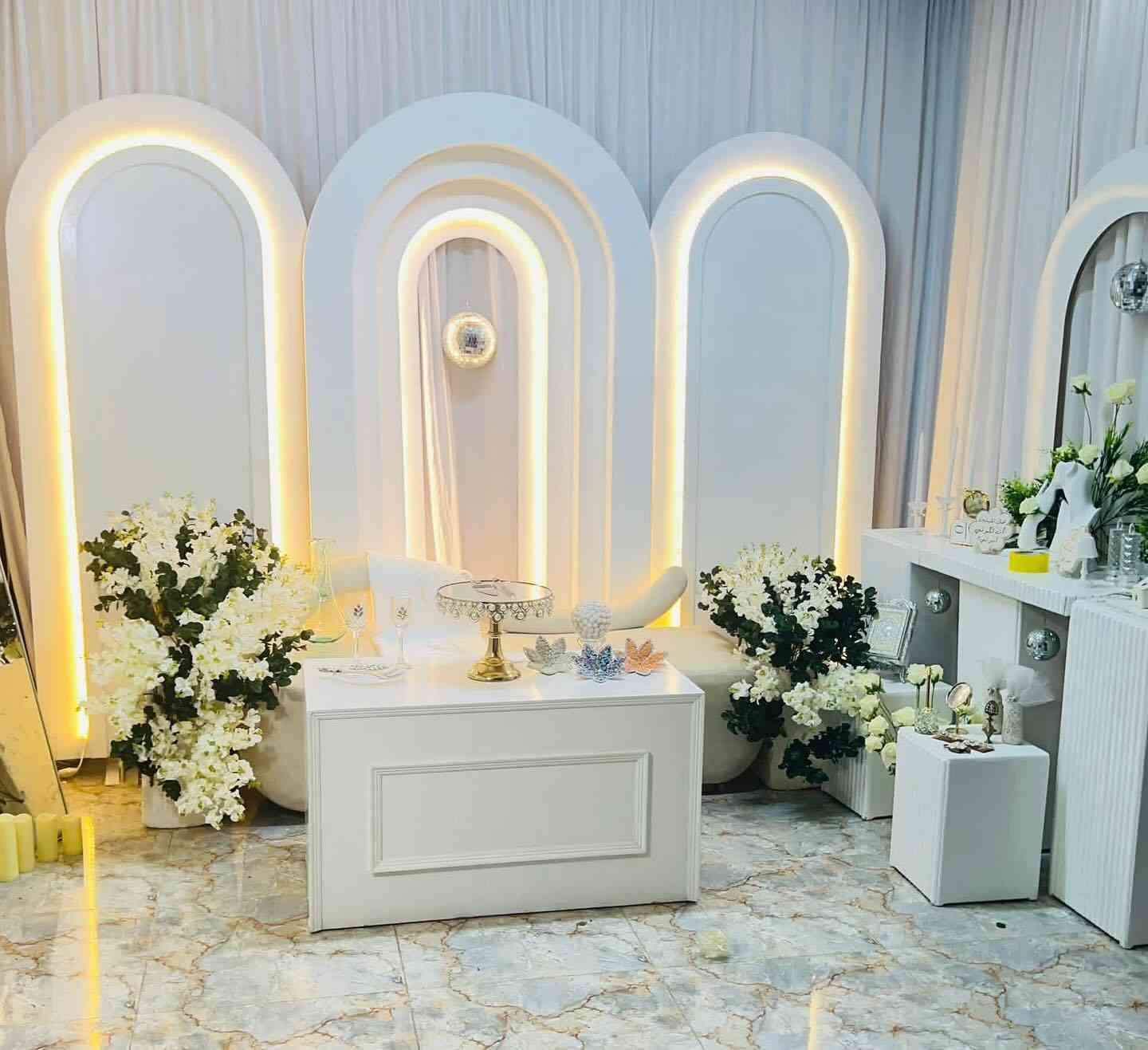 كل لحظة فرح تستحق لمسة من سناريا أشكال ألوان 🤍
نصمّم كوشات أعراس تجمع بين الجمال والرقي، بألوان تنبض بالحياة وتفاصيل تروي الحلم.
خلي يومك الأجمل يبدأ من هنا ✨.                                                    📍 ديالى
📩 للحجز والاستفسار راسلنا على الخاص - واتساب ***********
