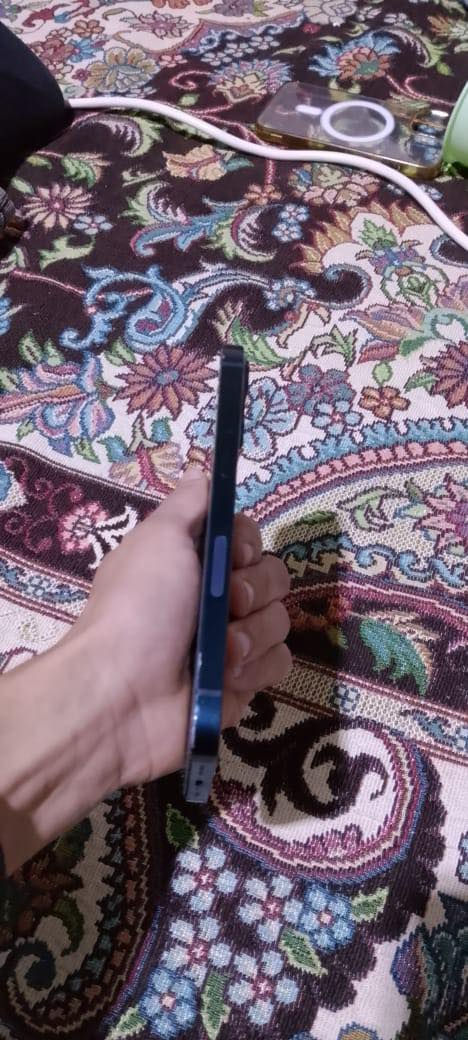 سلام عليكم ايفون 13 عادي للبيع بلادي مامفتوح اي خلل مابي كله شغال  بطاريه 80 ذاكرة 128 ***********
