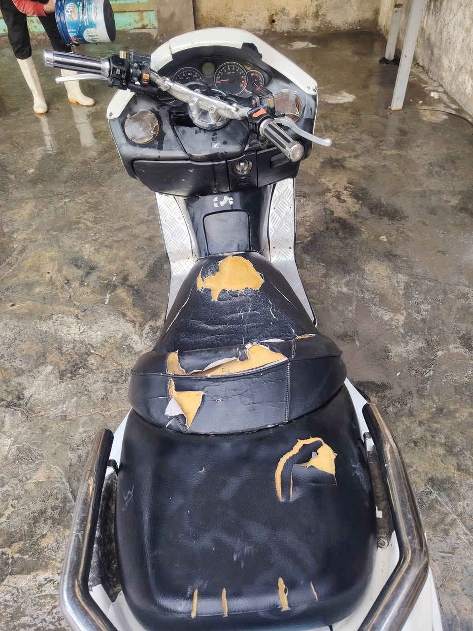 السلام عليكم فورزة 08 كاملة مابيهة اينقص نكرة سلف كل كهربائيات شغال شلعة ومعدل المكان بغداد البلديات الرقم *********** السعر ٦٥٠ بيهة مجال
