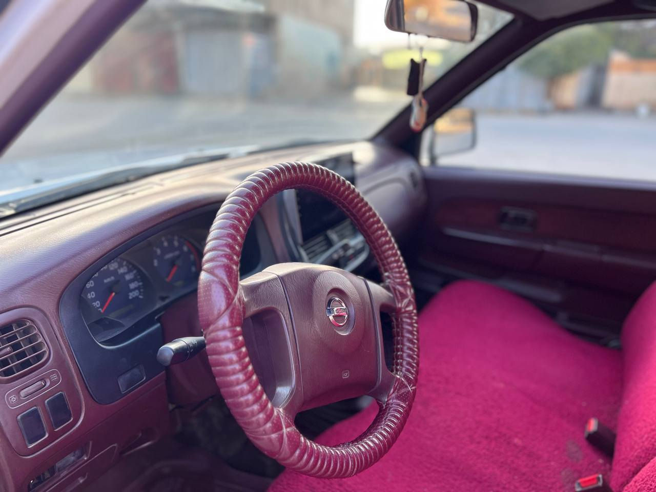 نیسان پیکئاپ 2011  یابانی
سویچ کۆنترۆڵ 

بستێک بۆیاخی هەیە 

گێڕ و مەکینە بەشەرت

مەکینەی نەکراوەتەوە

ساردوو گەرم بە شەرت 

تایەی تازەیە

چرکەی تێدانیە

***********

سەید سادق
