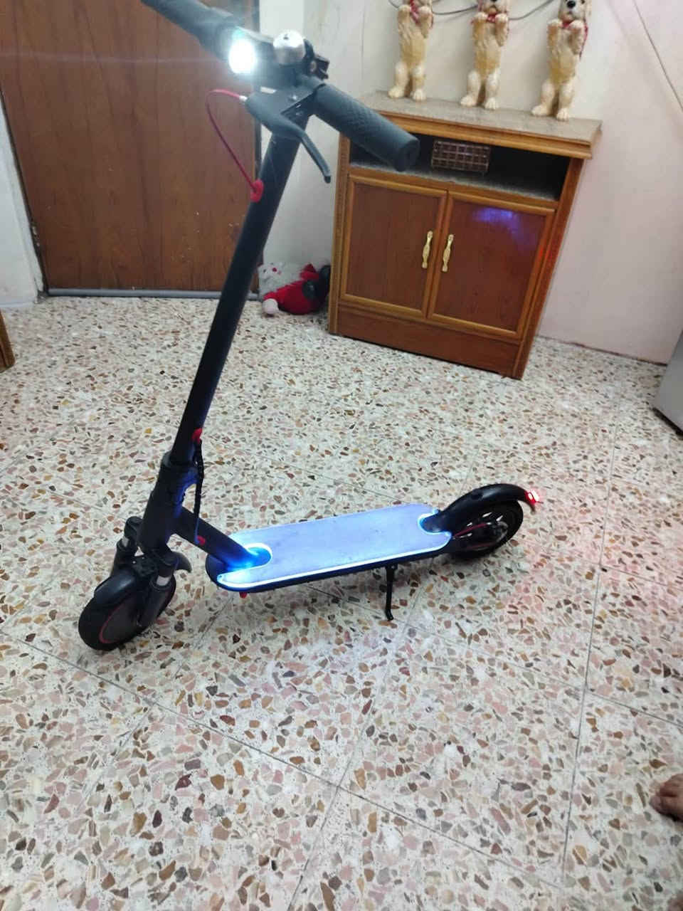 مكلف
:

للبيع سكوتر كهربائي بحالة ممتازة 🔥

بحالة نظيفة جداً.
بطارية قابلة للشحن.
إنارة LED أمامية وجانبية وخلفية.
فرامل ممتازة.
قابل للطي وسهل الحمل.
مناسب للتنقل اليومي.
جاهز للاستخدام مباشرة
السعر ٢٧٥وبيه مجال 
مكاني بلديات 
رقم هاتف ***********
