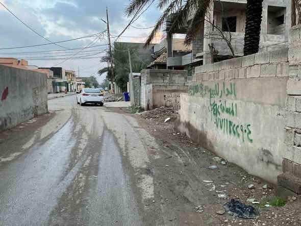 بعد التوكل على الله
⭐دار للبيع طابو صرف

الموقع: دلي عباس / الحي العصري
📍 موقع مميز جداً قريب من الشارع الرئيسي
📍 بجانب بناية تجارية (فرصة سكن + استثمار)

⸻

🔹 التفاصيل:
 • المساحة الكلية: 462 م² واجهة 21 م والنزال 22 م
 • مساحة البناء: 162 م² واجهة 7.5 م والنزال 22 م 
البناء يحتوي على حديقة خارجية/طرمة/هول/استقبال/صالة/مطبخ/غرفة نوم 

 • قطعة أرض ضمن الدار: 300 م² واجهة 13.5 م والنزال 22 م

⸻

⭐ يمكن بيع الدار او القطعة كاملة او مجزأة حسب الطلب 

⸻
📞 للاستفسار عن السعر وباقي التفاصيل يرجى التواصل على الرقم
***********
***********
