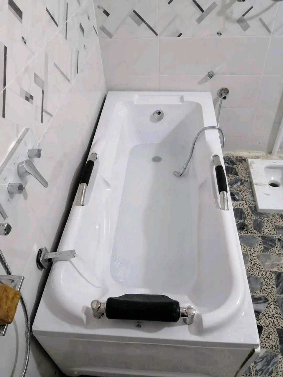 بانيو مصفح ميحتاج بناء
 اكرلك اصلي ضد الكسر يتحمل وزن ثقيل
      قياس 170 +75سم
     قياس  150  +75 سم
 
 ب260 الف ✅✅

متوفر توصيل بغداد و لجميع المحافظات ✅


**إذا كنت صاحب هذا الإعلان وتريد حذفه لأي سبب، رجاءا أرسل رسالة إلى الدعم الفني**