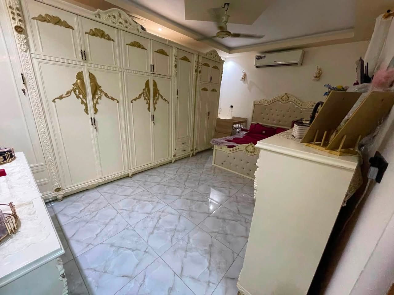 بيت للبيع جديد شغل درجه اولى وجه ٦٤٠ نزال ٢٢العنوان شارع الاسواق المركزية مقابل معارض نصيف ***********
