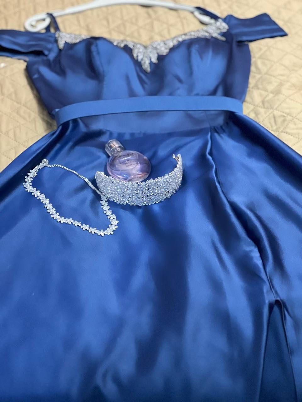 السلام عليكم عندي هذا الفستان ملبوس مره وحده  يلبس قياس٤٠/٣٨الي حابه تاخذه ادزلي خاص نتفاهم ع سعر🩵🩵🩵🩵


**إذا كنت صاحب هذا الإعلان وتريد حذفه لأي سبب، رجاءا أرسل رسالة إلى الدعم الفني**