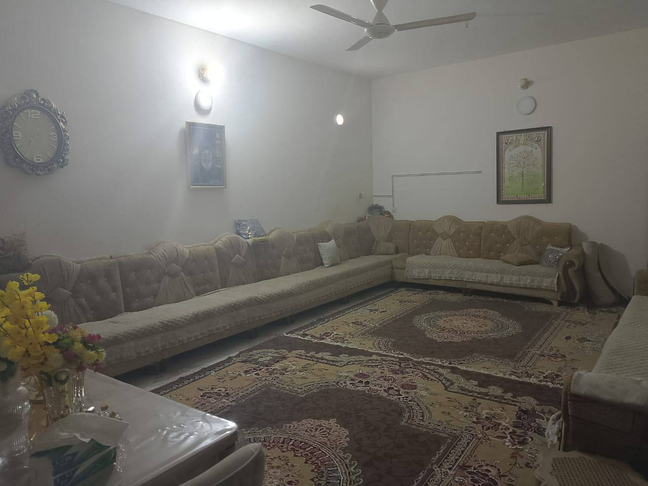 الدار للبيع المساحه ٣٠٠متر طابو زراعي بهرز حي القادسية قرب اسواق صباح
يحتوي على ٦غرف نوم ومطبخ واستقبال وصحيات داخلية وخارجية وكراج سيارة وحديقة 
للاستفسار الاتصال على الرقم ***********
