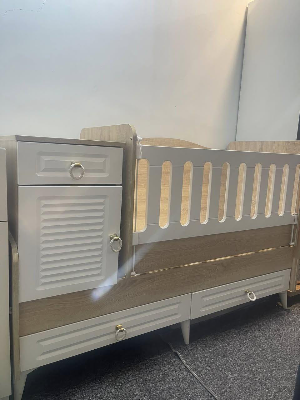 سرير هزاز وتكدرون تشيلون الهزاز موجود تحت الهزاز سرير اكبر ثابت لعمر ال ٥ سنوات
للبيع رقم تلفون ***********
مشتري ب ٤٥٠ 
من براند جيكو 
جديد ممستعمل بس كم مره 
رايده ب ٢٠٠
