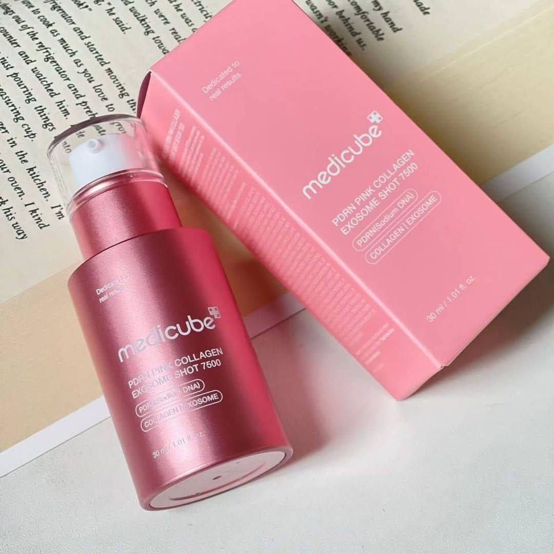 ✨سيروم ميديكوب PDRN بينك كولاجين إكسوسوم شوت 2000 (Medicube PDRN Pink Collagen Exosome Shot 2000) يحتوي على 2000 جزء في المليون من الإكسوسوم و PDRN من السلمون والكولاجين لتعزيز تجديد خلايا البشرة. يعمل على تحسين مرونة البشرة ويشد المسام الواسعة. يحتوي على النياسيناميد و8 أنواع من حمض الهيالورونيك للترطيب والتفتيح. يساعد على تقليل ظهور الخطوط الدقيقة والتجاعيد.
✅الفوائد الأساسية:-
✔️ يساعد السيروم على تجديد خلايا البشرة بفضل مكون PDRN المشتق من سمك السلمون، والذي يُستخدم غالباً في العيادات الجلدية لخصائصه التصالحية.
✔️ يعزز الكولاجين والإكسوسومات إنتاج الكولاجين الطبيعي، مما يحسن مرونة البشرة ويقلل من ظهور الخطوط الدقيقة والتجاعيد.
✔️ يحتوي على النياسيناميد (فيتامين B3) وثمانية أنواع من حمض الهيالورونيك، مما يوفر ترطيباً عميقاً ويعزز توحيد لون البشرة وإشراقها الطبيعي.
✔️ يتميز بوجود حبيبات دقيقة (spicules) مغلفة بالإكسوسوم، والتي تعمل كإبر دقيقة لتعزيز امتصاص المكونات النشطة عميقاً في البشرة. قد يسبب هذا إحساساً بالوخز أو الوخز الخفيف، وهو رد فعل طبيعي للتقنية.
✔️ تم اختباره سريرياً ليكون منخفض التهيج ومناسباً للاستخدام اليومي، حتى للبشرة الحساسة.
#الاصلي المنشأ كوريا 🇰🇷💯

🚘يوجد خدمة توصيل لجميع محافظات العراق  🚘


**إذا كنت صاحب هذا الإعلان وتريد حذفه لأي سبب، رجاءا أرسل رسالة إلى الدعم الفني**