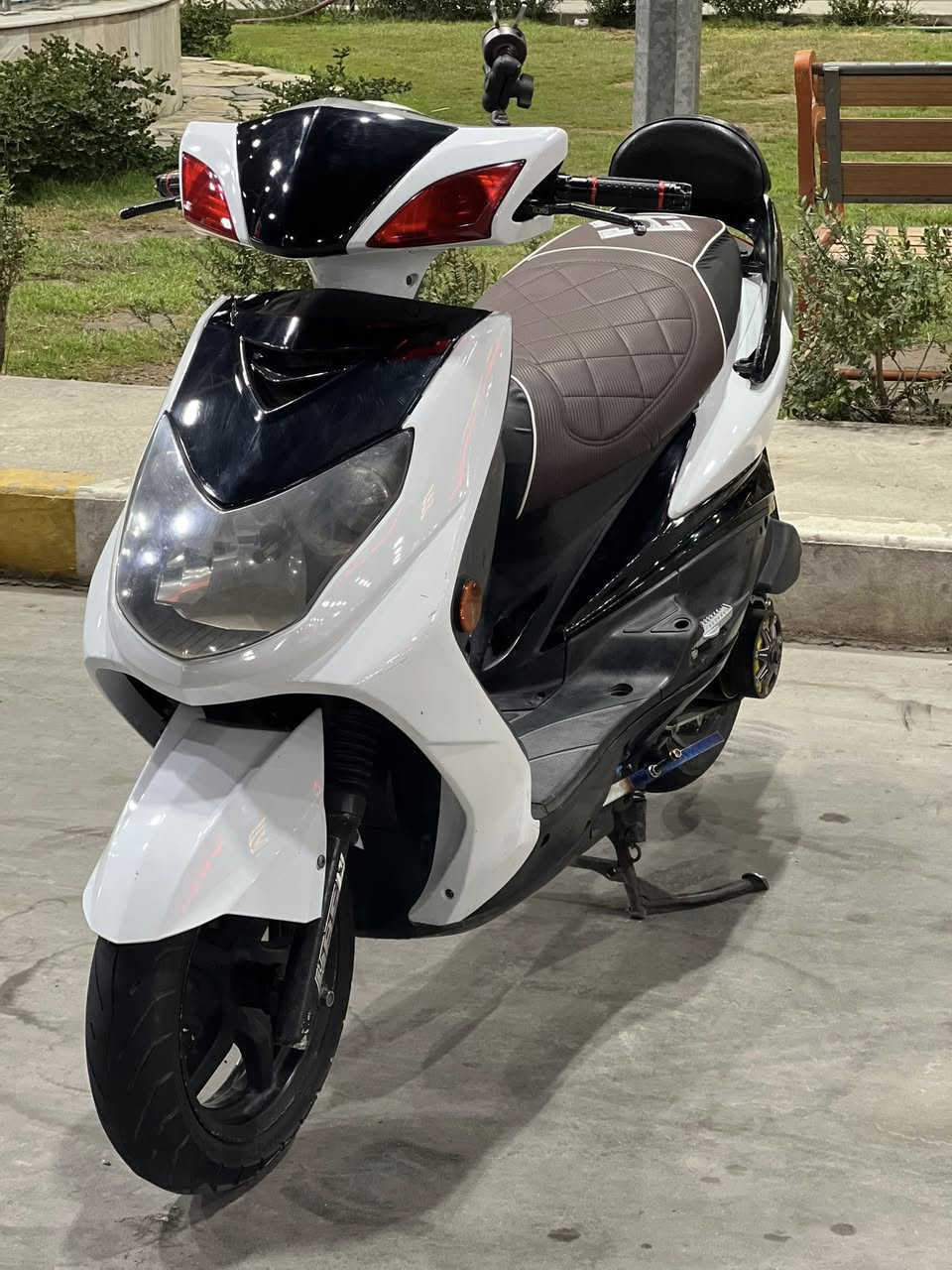 سلام عليكم دراجه سكنس فحل نوزل دراجه شوفت عينكم جديده ومكفول ومزوده كلجات وصالنصه وستان وكشن وتجوه وكور رياضي سعر مليون ١٥٠وبيه مجال مكاني بغداد لشعب رقم***********
