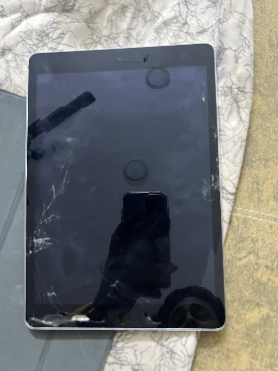 ايباد 9 
64 
فطر بلگلاس 
شغال مابي اي خلل ولا ماثر ع لمس 
140 الف 
***********
