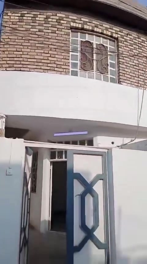 للإيجار للإيجار دار في حي الجامعه المساحه 100 متر تحتوي  على غرفتين وصالتين واستقبال  ومطبخ وصحيات داخليه وخارجيه طابقين جديده سعر الايجار 500 قفل ثلاث اشهر مقدما غير قابل للتفاوض للاستفسار الأتصال على الخاص الكوفي للوساطة العقاريه ***********
