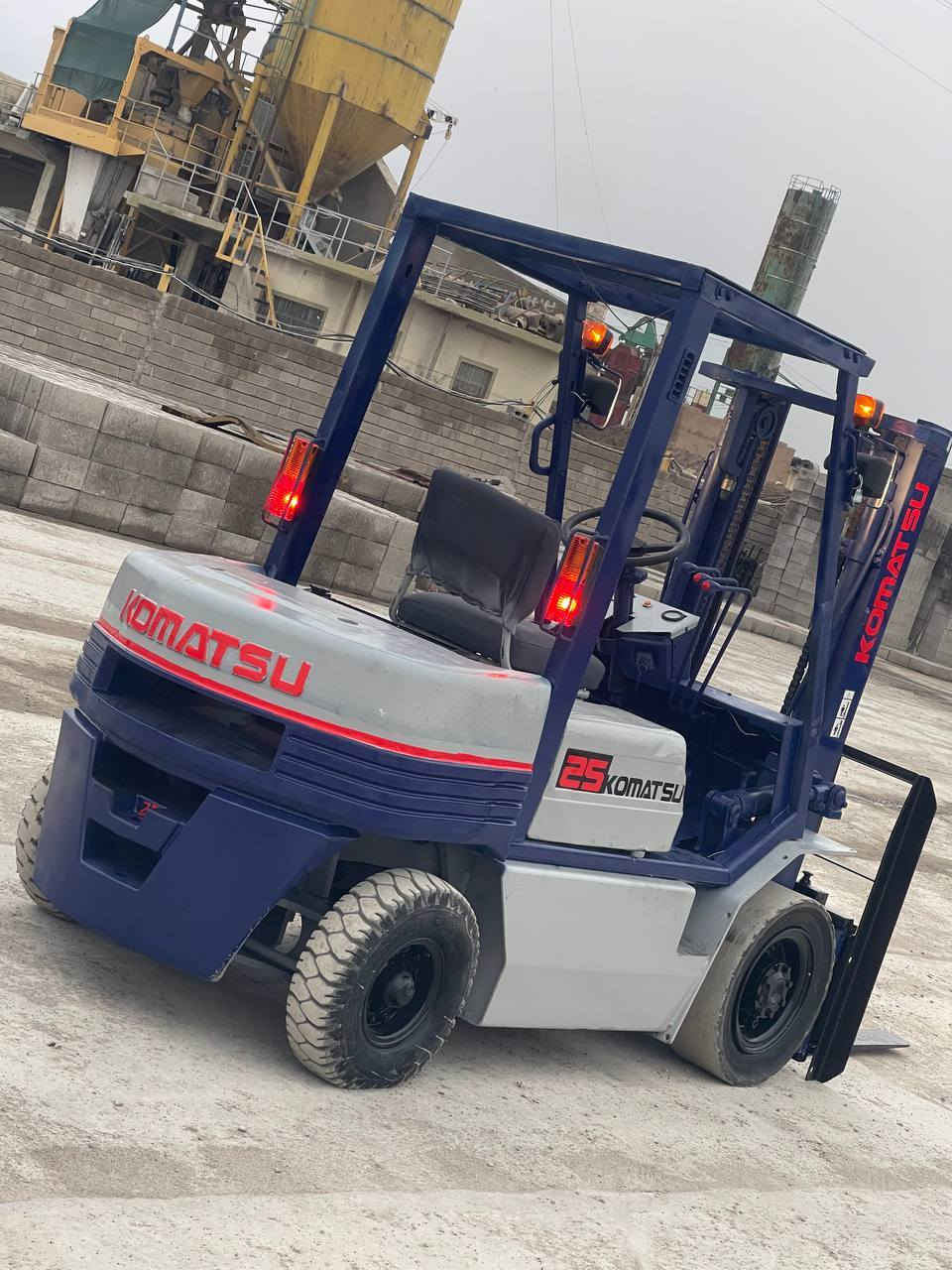 للبيع رافعه شوكيه كوماتسو موديل
1999_ طنين ونص_ جوب حاوية_ ثلاث حركات 
يمين +يسار _كير _محرك_اكسن_ كهربائيات_بشرط_سعر 48$ وبيه مجال للإستفسار ***********
